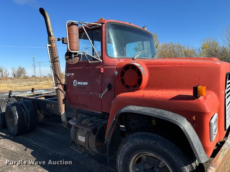 image for item DX3775 1989 Ford LT9000 truck cab and chassis
