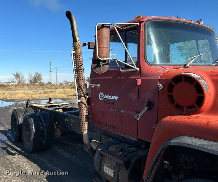 image for item DX3775 1989 Ford LT9000 truck cab and chassis