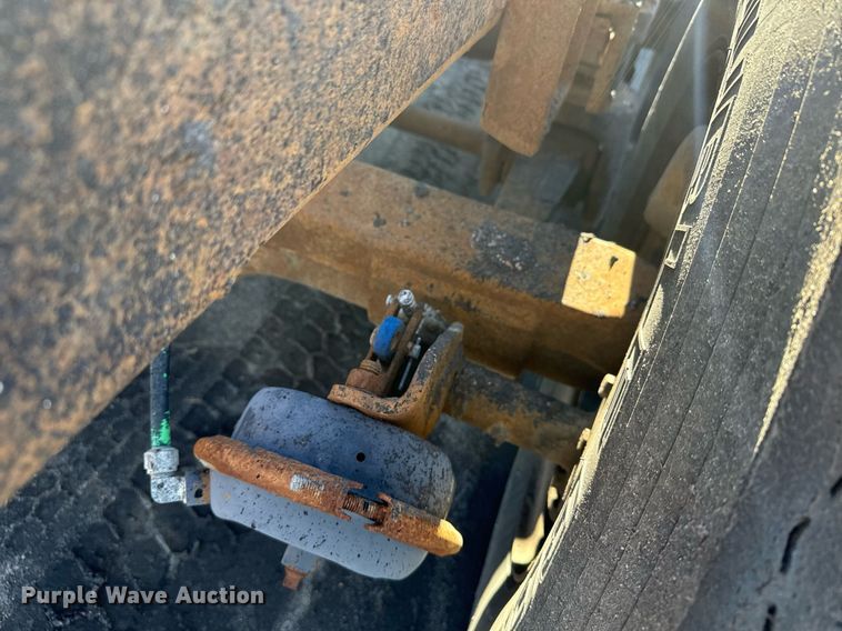 image for item DX3775 1989 Ford LT9000 truck cab and chassis