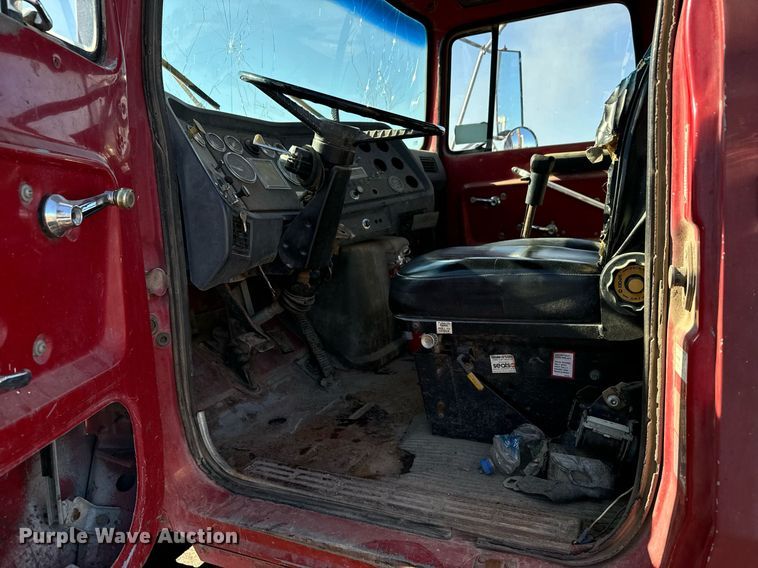 image for item DX3775 1989 Ford LT9000 truck cab and chassis