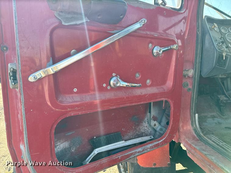 image for item DX3775 1989 Ford LT9000 truck cab and chassis