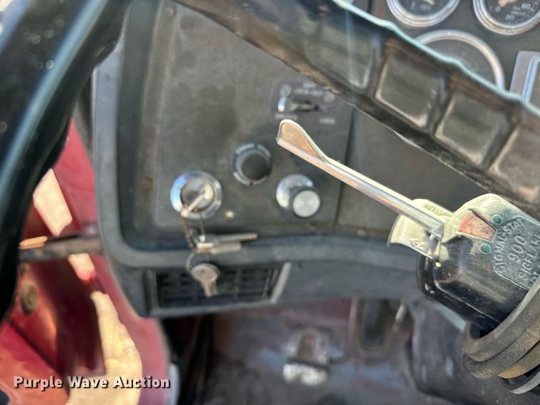 image for item DX3775 1989 Ford LT9000 truck cab and chassis