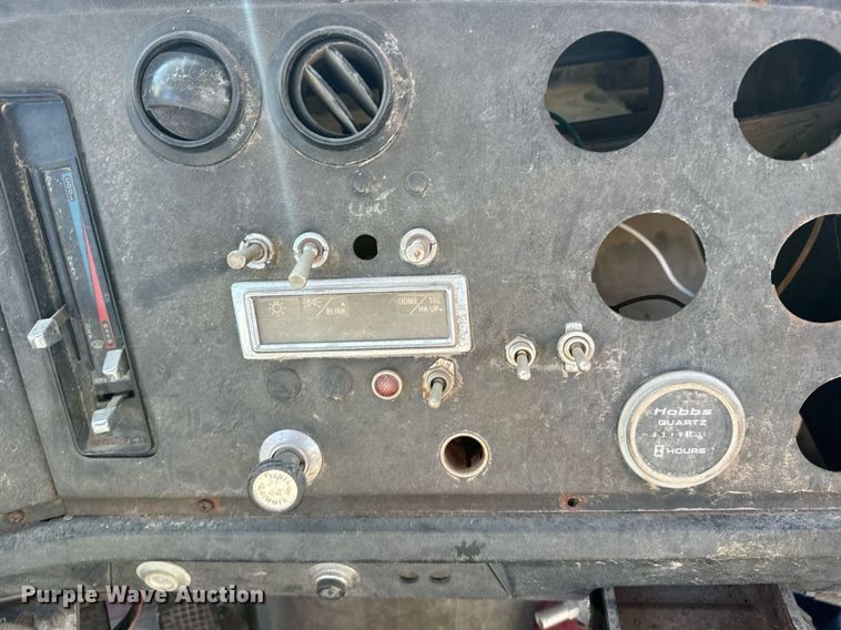 image for item DX3775 1989 Ford LT9000 truck cab and chassis