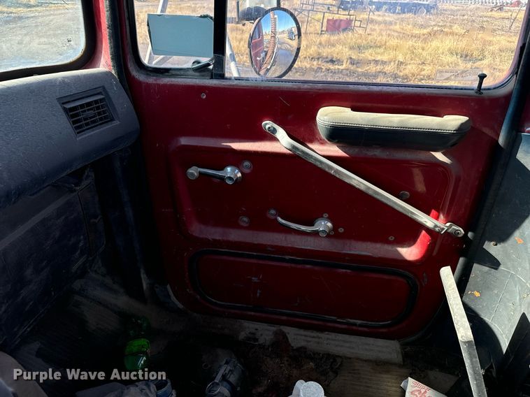 image for item DX3775 1989 Ford LT9000 truck cab and chassis