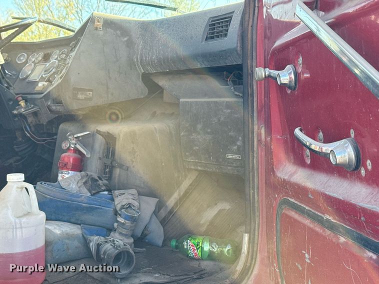 image for item DX3775 1989 Ford LT9000 truck cab and chassis