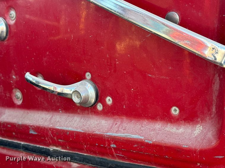 image for item DX3775 1989 Ford LT9000 truck cab and chassis