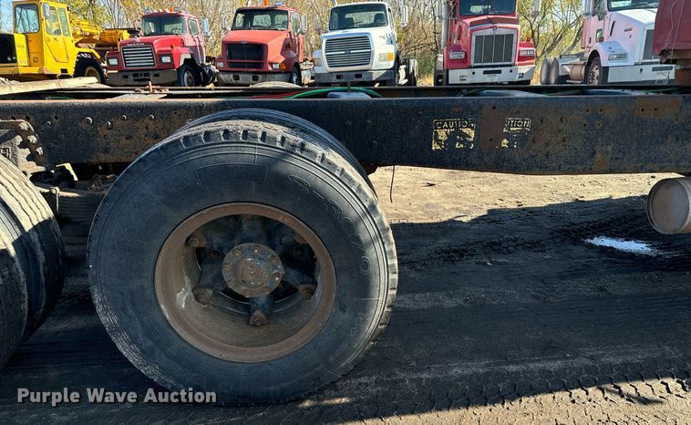 image for item DX3775 1989 Ford LT9000 truck cab and chassis