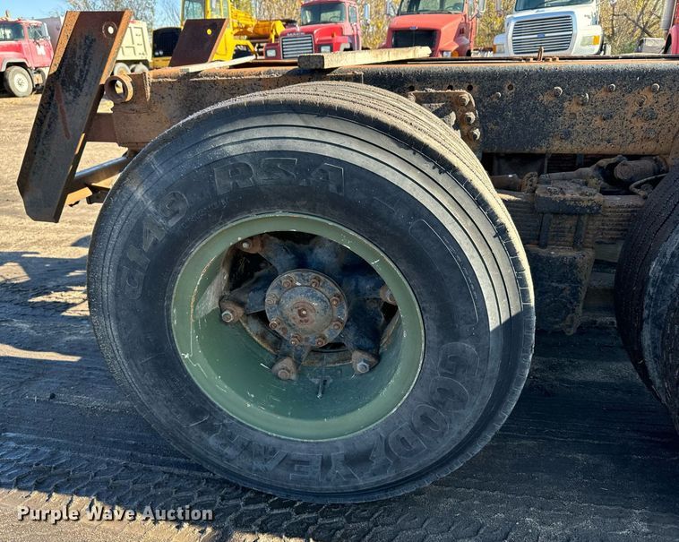 image for item DX3775 1989 Ford LT9000 truck cab and chassis