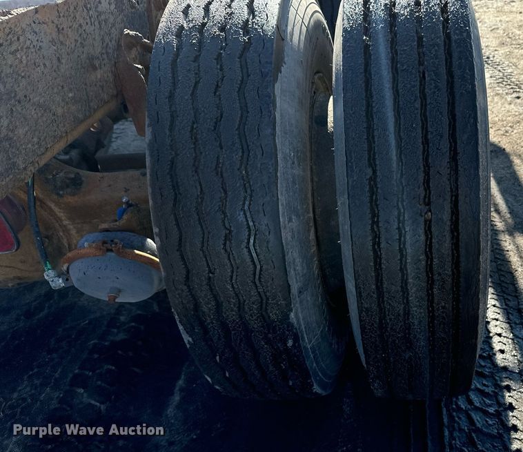 image for item DX3775 1989 Ford LT9000 truck cab and chassis