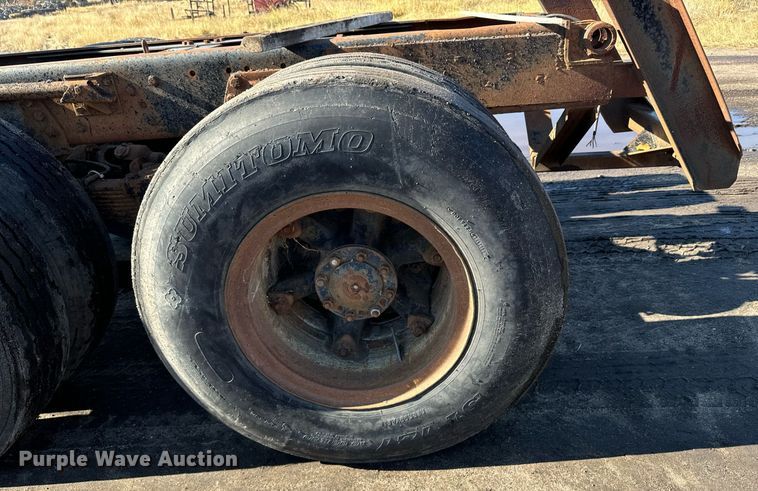 image for item DX3775 1989 Ford LT9000 truck cab and chassis