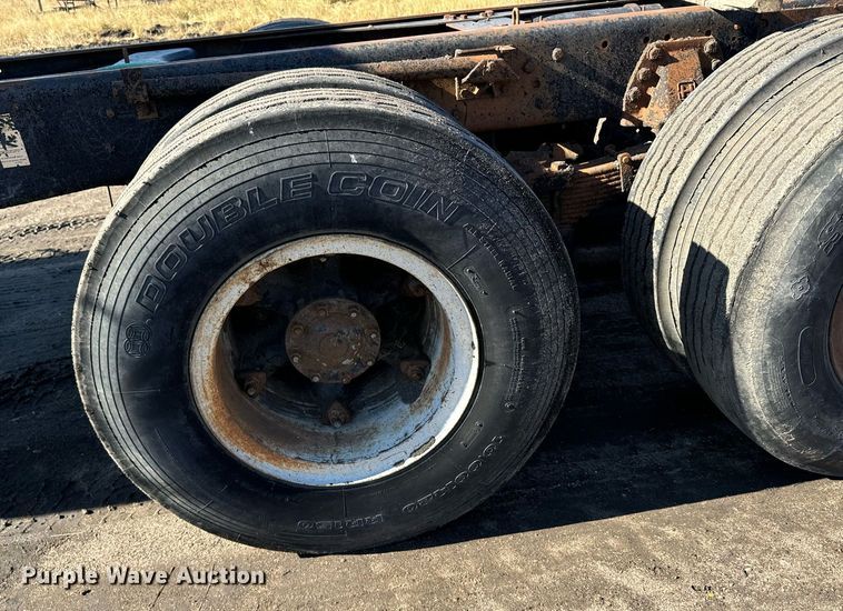 image for item DX3775 1989 Ford LT9000 truck cab and chassis