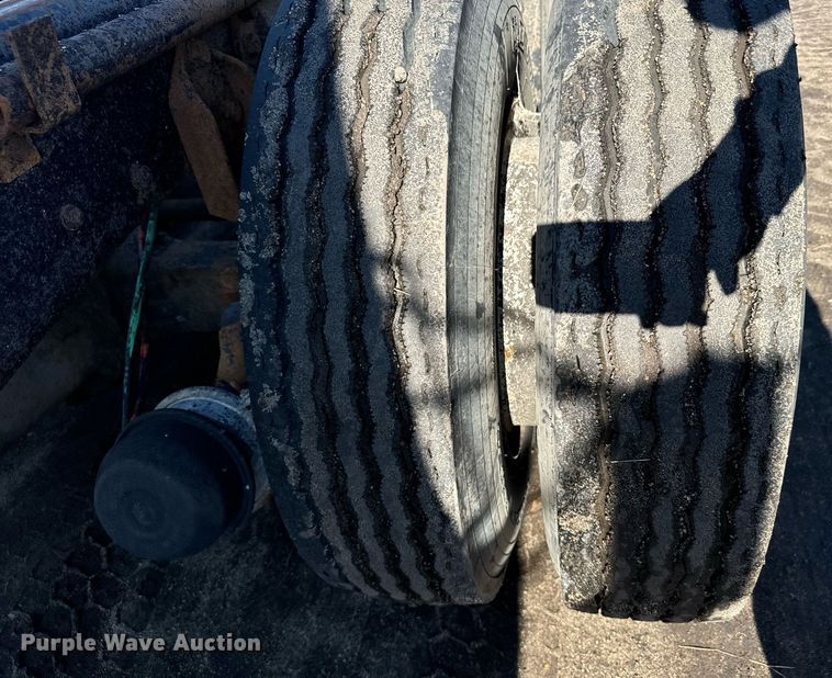 image for item DX3775 1989 Ford LT9000 truck cab and chassis