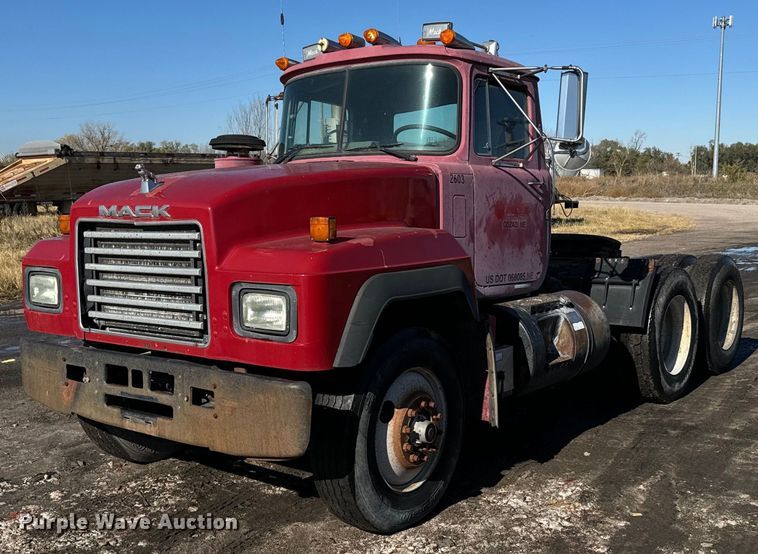 image for item DX3776 1995 Mack RD600 semi truck