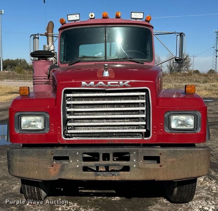 image for item DX3776 1995 Mack RD600 semi truck