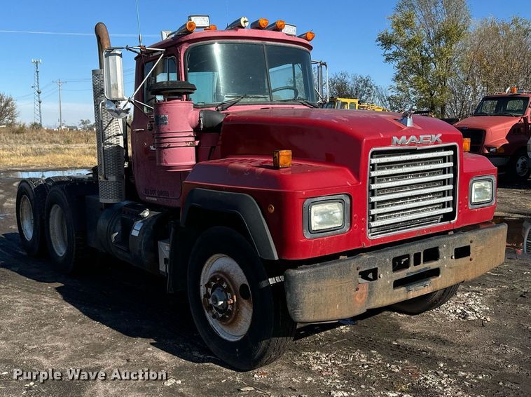 image for item DX3776 1995 Mack RD600 semi truck