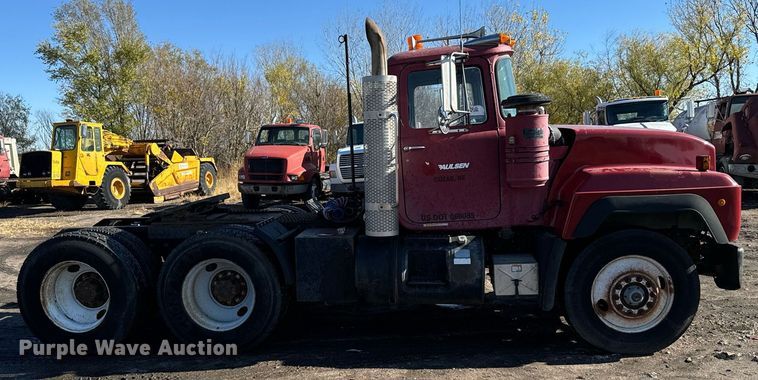 image for item DX3776 1995 Mack RD600 semi truck