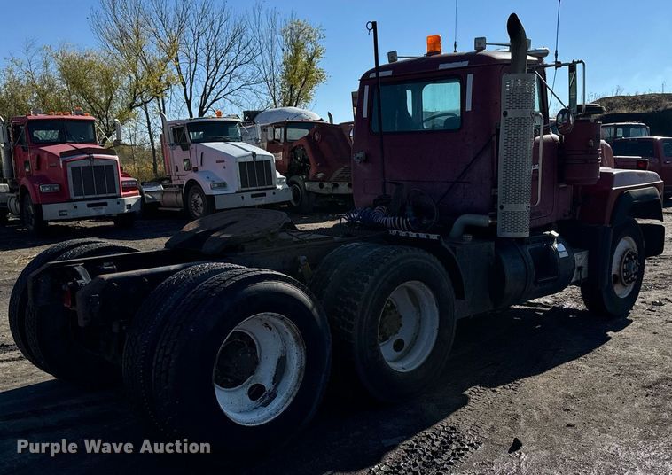 image for item DX3776 1995 Mack RD600 semi truck