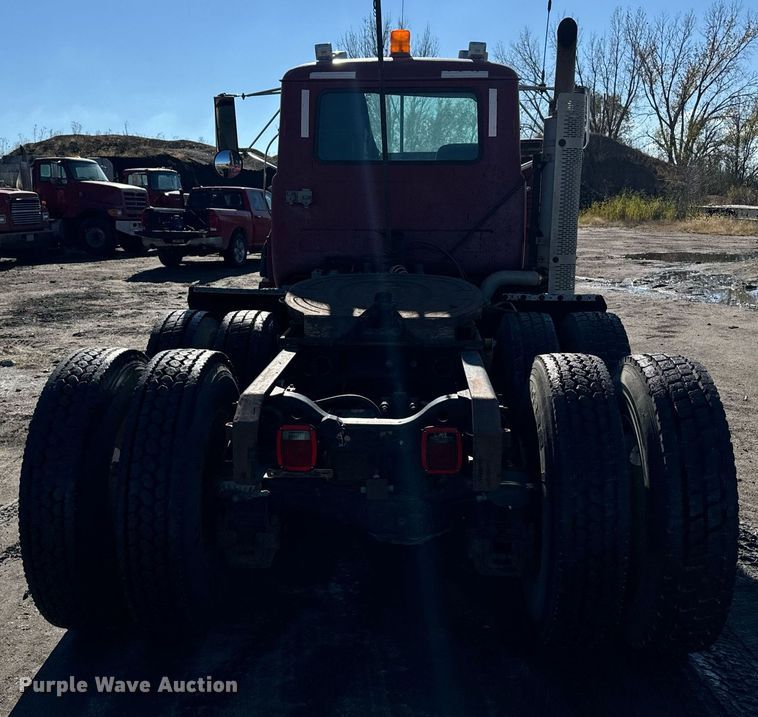 image for item DX3776 1995 Mack RD600 semi truck