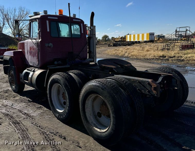 image for item DX3776 1995 Mack RD600 semi truck