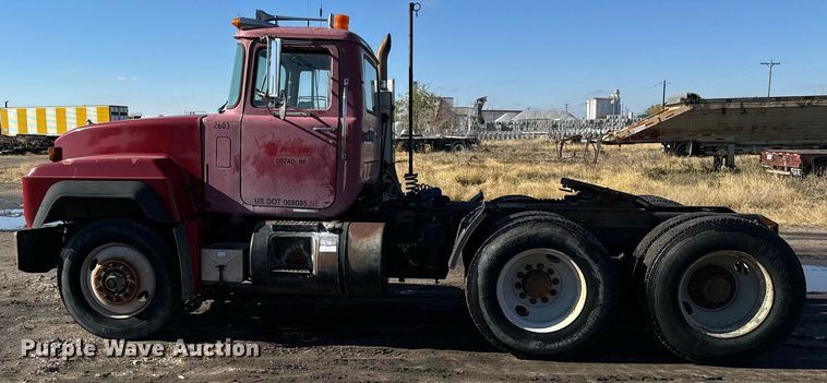 image for item DX3776 1995 Mack RD600 semi truck