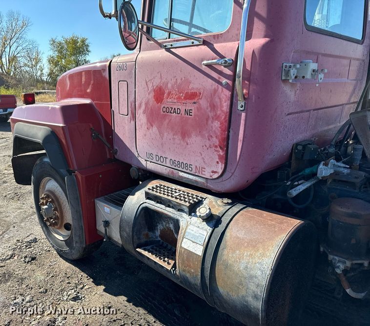 image for item DX3776 1995 Mack RD600 semi truck