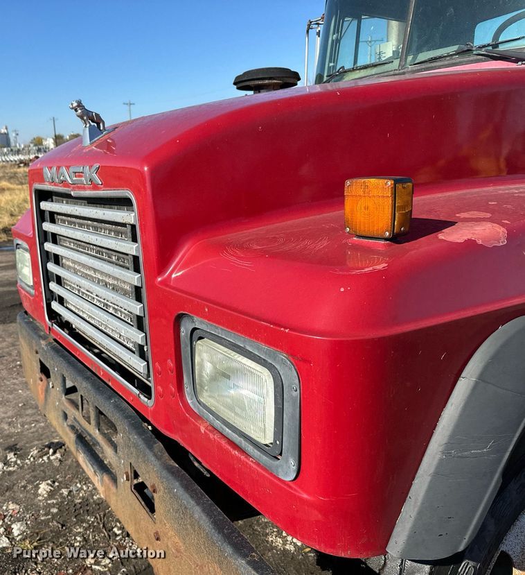image for item DX3776 1995 Mack RD600 semi truck
