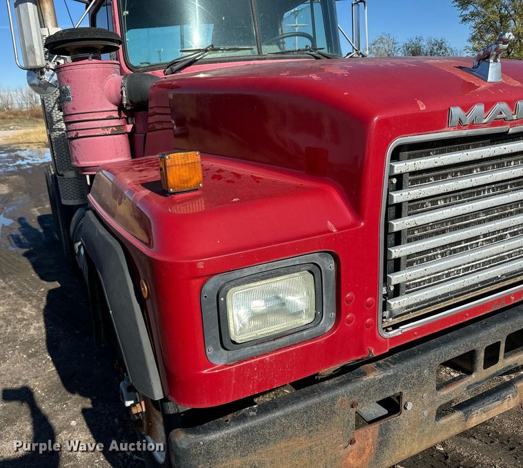 image for item DX3776 1995 Mack RD600 semi truck
