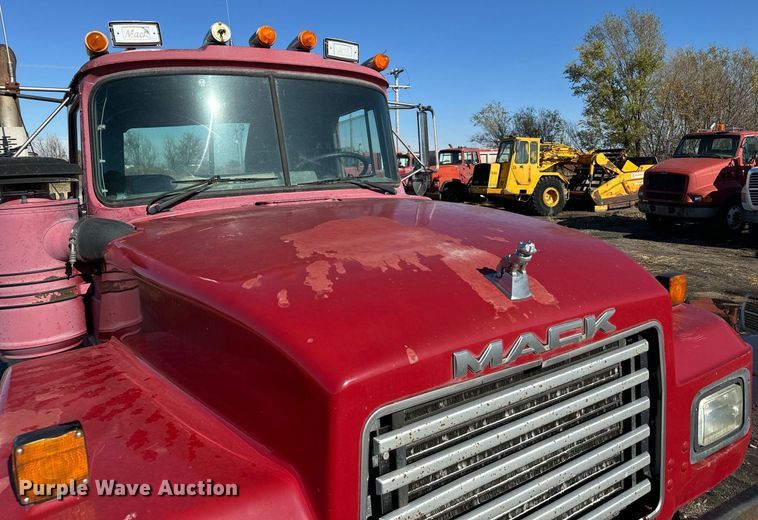 image for item DX3776 1995 Mack RD600 semi truck
