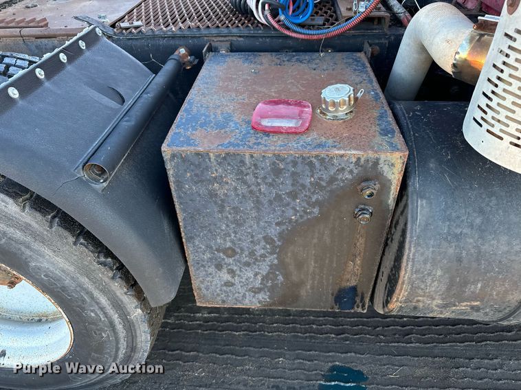 image for item DX3776 1995 Mack RD600 semi truck