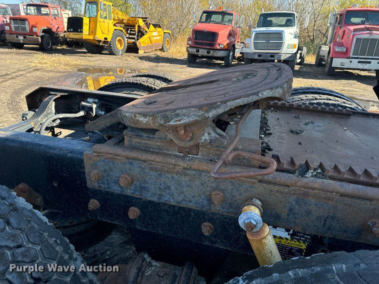 image for item DX3776 1995 Mack RD600 semi truck