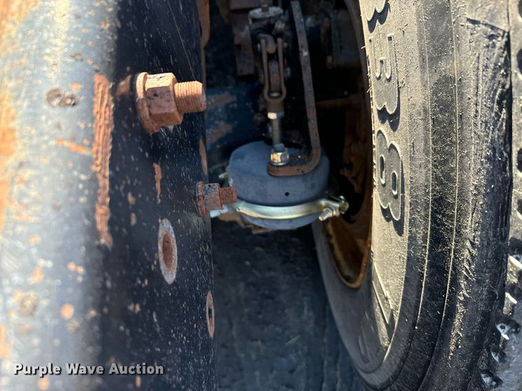 image for item DX3776 1995 Mack RD600 semi truck