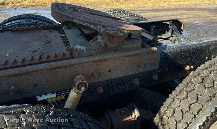 image for item DX3776 1995 Mack RD600 semi truck