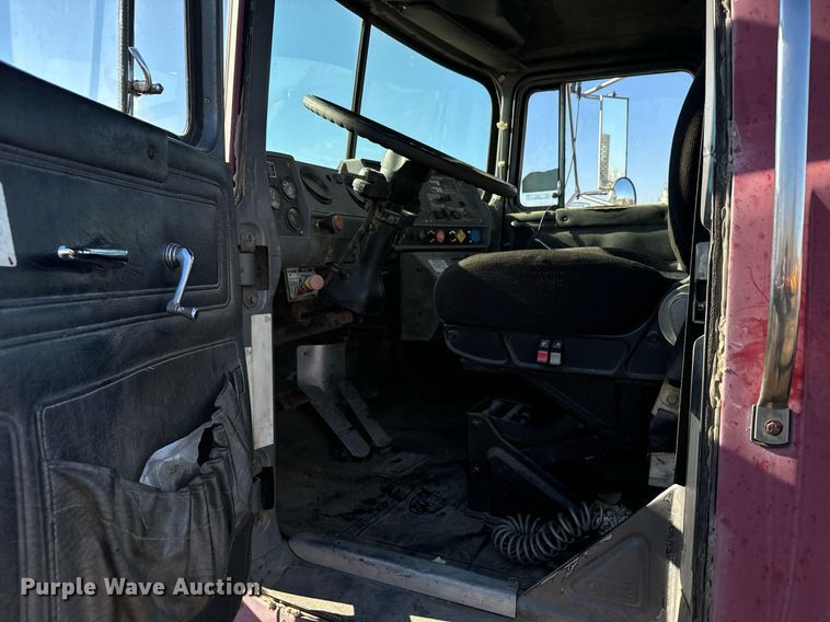 image for item DX3776 1995 Mack RD600 semi truck