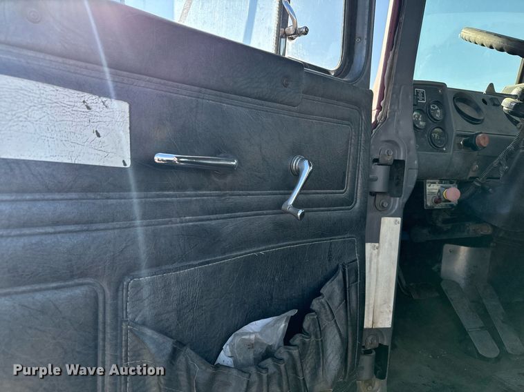 image for item DX3776 1995 Mack RD600 semi truck