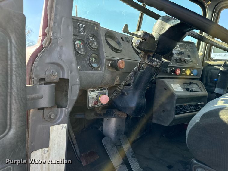 image for item DX3776 1995 Mack RD600 semi truck