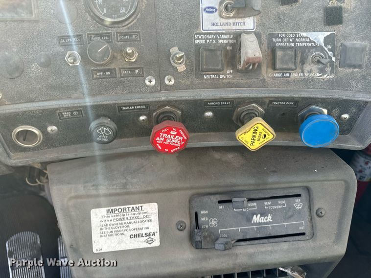 image for item DX3776 1995 Mack RD600 semi truck