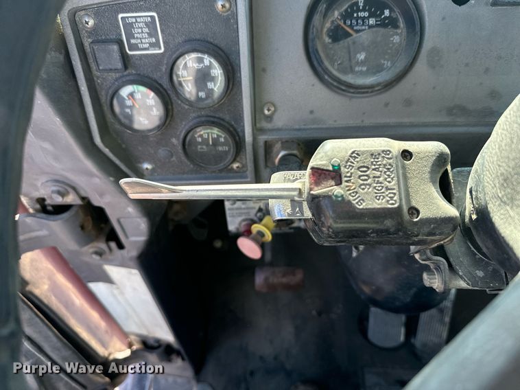 image for item DX3776 1995 Mack RD600 semi truck