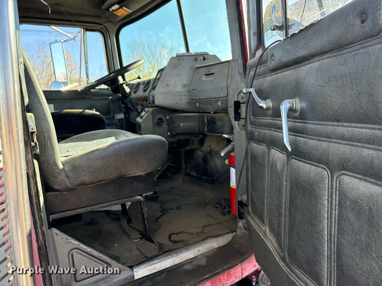 image for item DX3776 1995 Mack RD600 semi truck
