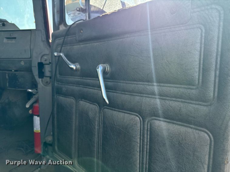 image for item DX3776 1995 Mack RD600 semi truck