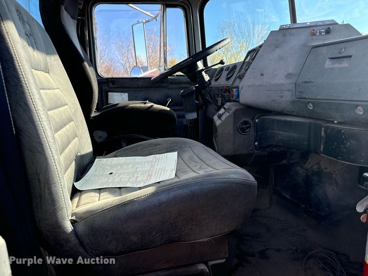 image for item DX3776 1995 Mack RD600 semi truck