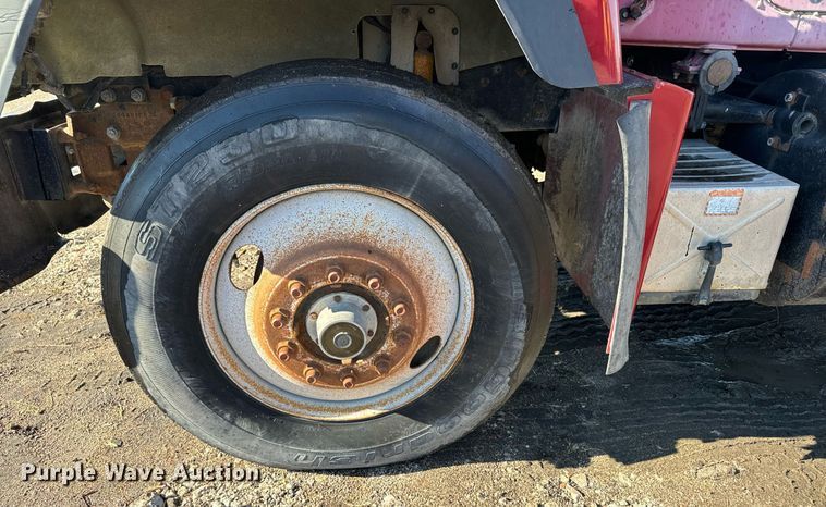 image for item DX3776 1995 Mack RD600 semi truck