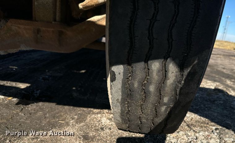 image for item DX3776 1995 Mack RD600 semi truck