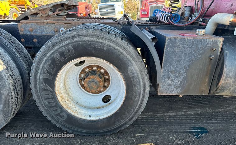 image for item DX3776 1995 Mack RD600 semi truck