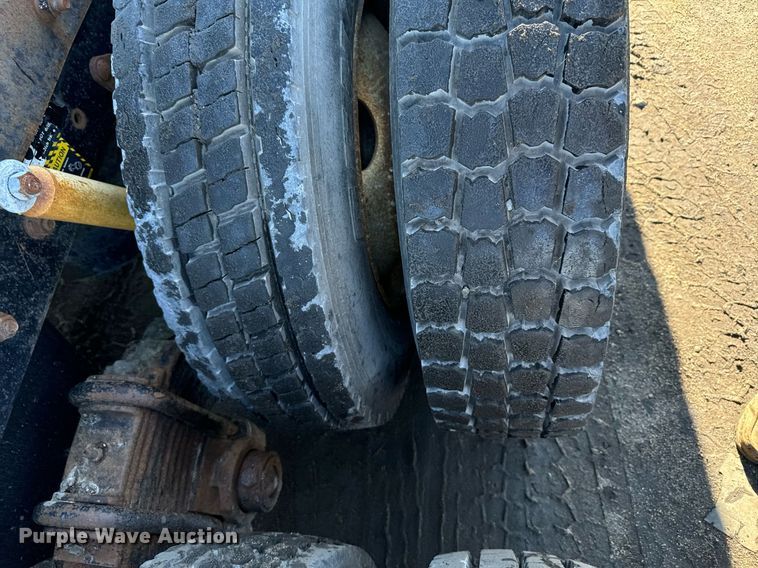 image for item DX3776 1995 Mack RD600 semi truck