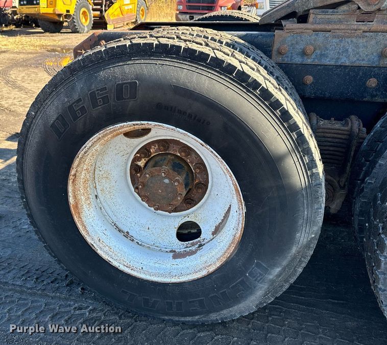 image for item DX3776 1995 Mack RD600 semi truck