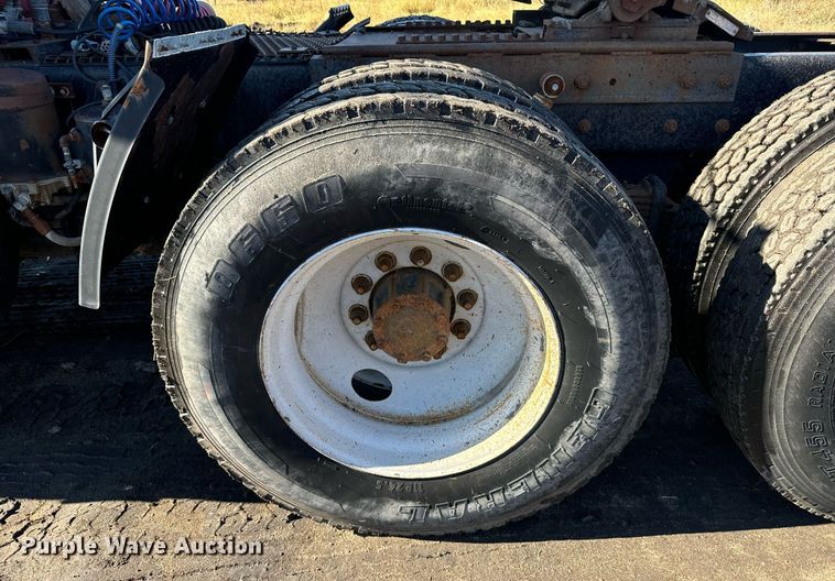 image for item DX3776 1995 Mack RD600 semi truck