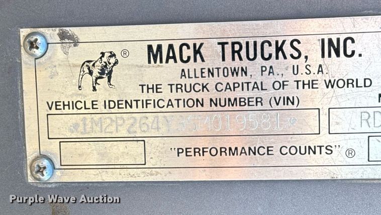 image for item DX3776 1995 Mack RD600 semi truck