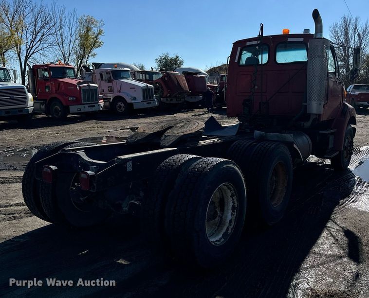 image for item DX3777 1997 Ford LT9513 semi truck