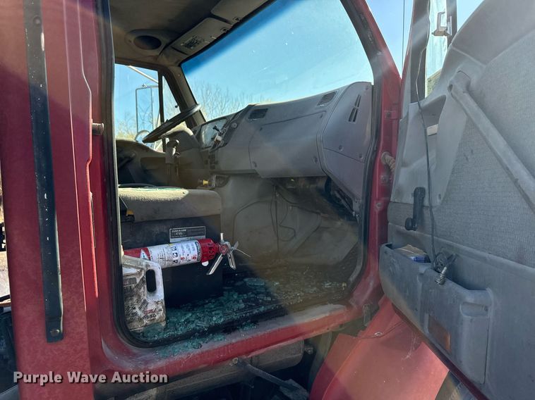 image for item DX3777 1997 Ford LT9513 semi truck