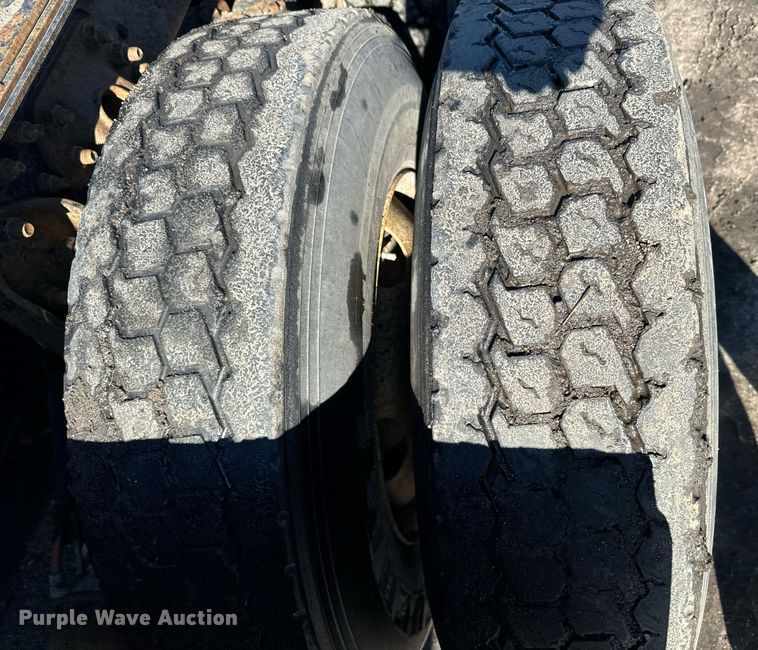 image for item DX3777 1997 Ford LT9513 semi truck